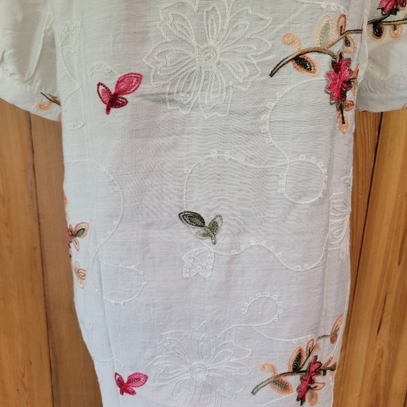 White Floral Embroidered Blouse - Picture 8 of 15